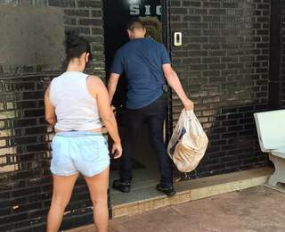 Mulher presa por distribuir droga em casa chega à sede do SIG (Foto: Divulgação)