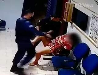 Vídeo mostra PM agredido mulher algemada em batalhão (Foto: Reprodução de vídeo) 