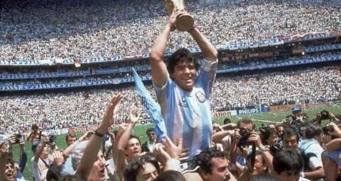 "Deus" dos argentinos, Diego Maradona morre aos 60 anos