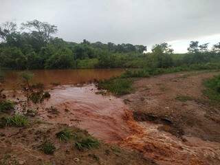 Água do córrego Piquitito se tornou avermelhada. (Foto: Divulgação/PMA)