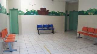 Sala de espera da UPA Moreninhas vazia (Foto: Direto das Ruas)