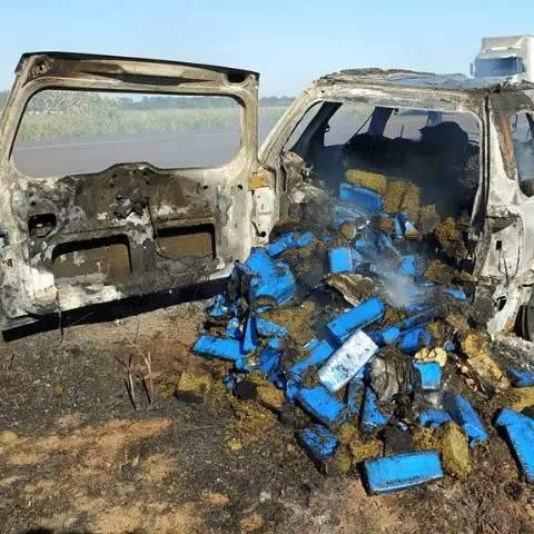 Recheado de maconha, carro pega fogo &agrave;s margens de rodovia