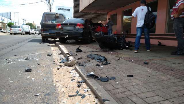 Motociclista &eacute; arremessado por mais de 20 metros ap&oacute;s ser atingindo por carro
