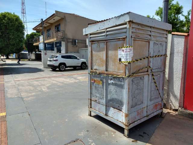 Apesar de ordem de retirada, bancas do jogo do bicho seguem intactas em cal&ccedil;adas
