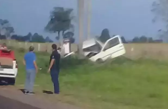 M&atilde;e e beb&ecirc; morreram em acidente ap&oacute;s carro bater em coqueiro