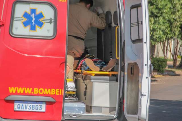 Hilux avan&ccedil;a em placa de Pare, atinge motocicleta e condutora fica ferida