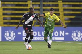 Gustavo Torres disputa bola em confronto com Defensa Y Justicia (Foto: Conmebol/Divulgação)