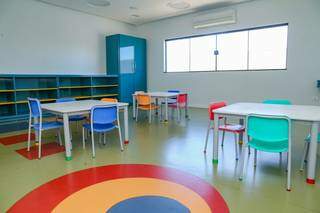 Salas coloridas proporcionam um ambiente onde o aluno de estudar. (Foto: Kísie Ainoã)