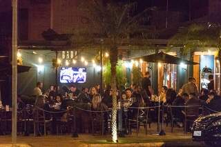 Bar, em junho deste ano, com mesas lotadas em meio à pandemia (Foto: Arquivo/Henrique Kawaminami)