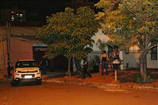 Peritos em frente a residência onde a mulher assassinou o chargista. (Foto: Paulo Francis)