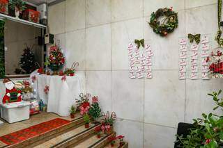 Recepção ganhou decoração natalina e plantinhas por toda parte. (Foto: Kísie Ainoã)