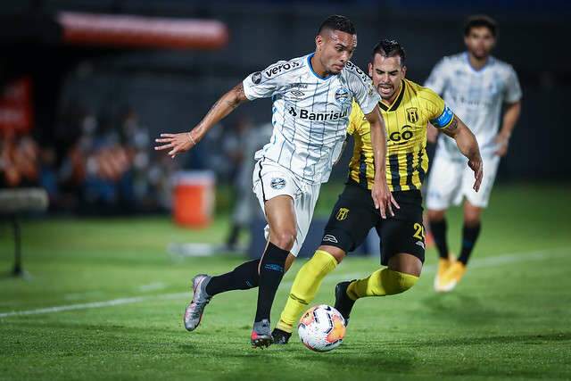 Com homenagem de Renato Ga&uacute;cho a Maradona, Gr&ecirc;mio vence fora pela Libertadores