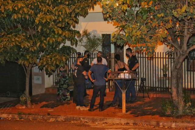 Peritos fecham rua para testes com luminol na casa de assassina de chargista 
