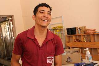 Dono do menor comércio na quadra, Josimar trabalha no ramo desde os 17 anos (Foto: Kísie Ainoã)