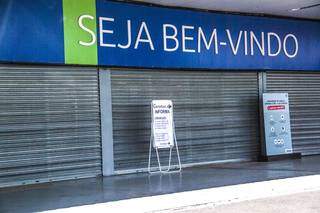 Na fachada do hipermercado, em Campo Grande, comunicado detalha o motivo do fechamento. (Foto: Silas LIma)