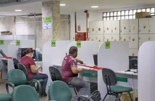 Moradores sendo atendidos na sede da Funtrab, em Campo Grande. (Foto: Divulgação) 