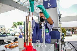 Superintendente da ANP realizam teste de qualidade da gasolina. (Foto: Silas Lima)