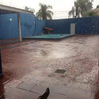 Chuva registrada na região do Jardim dos Estados, em Campo Grande (Foto: Eduarda Victória)