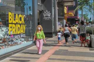 Black Friday trouxe promoções ao Centro e também nos shoppings. (Foto: Marcos Maluf)
