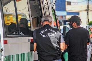 Fiscalização móvel foi instalada na região central de Campo Grande, onde comércio é intenso (Foto: Silas Lima)