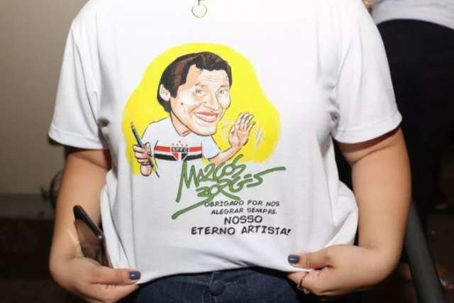 &ldquo;Perdi uma parte de mim&rdquo;, diz filho de chargista durante missa de despedida
