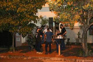 Policiais e integrantes da perícia em frente à casa de Clarice Silvestre de Azevedo, onde chargista foi assassinado (Foto: Paulo Francis)