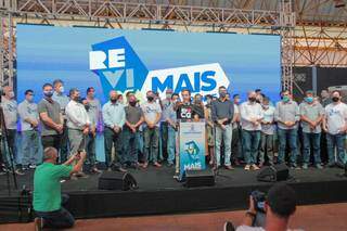 Marquinhos Trad (PSD) no palco anunciando as obras e projetos (Foto: Marcos Maluf)