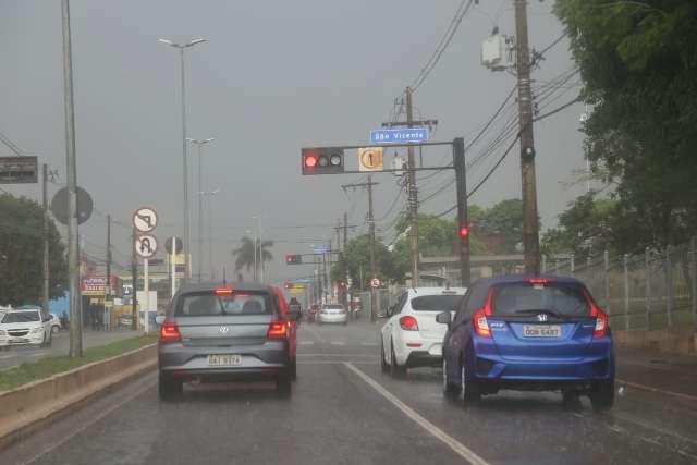 Ap&oacute;s 9 dias, tempo fecha e chuva chega sem ventos fortes a Campo Grande 