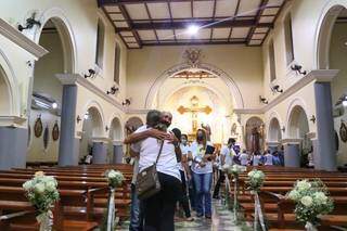 Familiares se abraçando ao final da missa de sétimo dia de Marcos. (Foto: Paulo Francis)