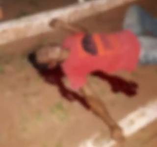 Corpo de rapaz assassinado na noite de quinta-feira em Capitan Bado (Foto: Porã News)