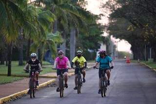 Ciclistas pedalam em avenida de Dourados; cidade vê outro aumento da covid-19 (Foto: Franz Mendes)