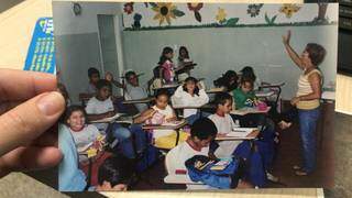 Cleusa dando aula em escola pública de Campo Grande na década de 90. 