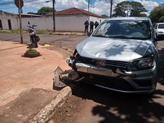 Frente do carro sofreu vários danos, enquanto na moto as avarias foram menores (Foto: Nyelder Rodrigues)
