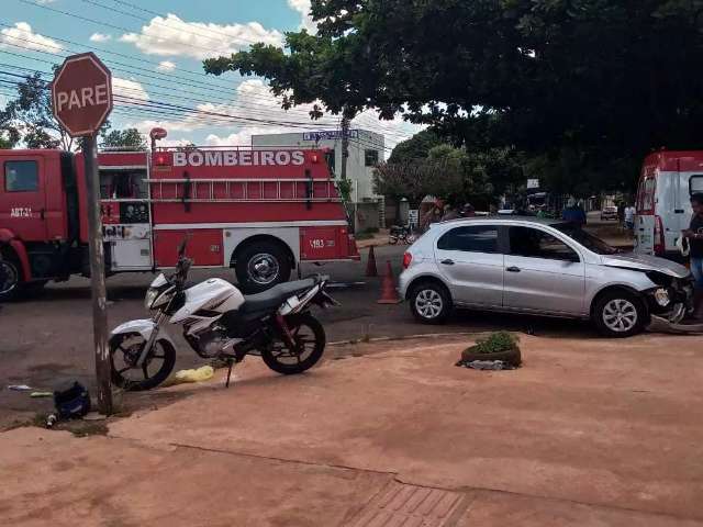 Motociclista perde capacete e bate cabe&ccedil;a no ch&atilde;o ap&oacute;s colis&atilde;o