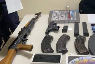 Armas e munições que estava no carro de Flavio. (Foto: Divulgação)