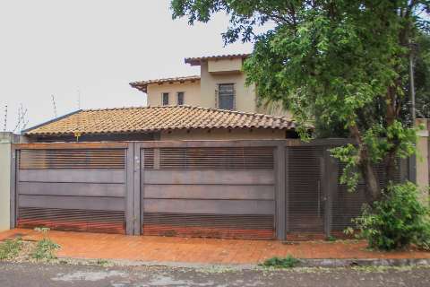 Casa onde foi achado arsenal "dos Name" é comprada por R$ 472 mil