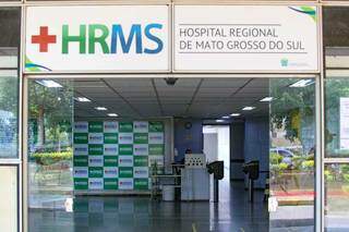 Entrada do Hospital Regional de Mato Grosso do Sul, onde a paciente está internada desde domingo (Foto: Marcos Maluf/Arquivo)