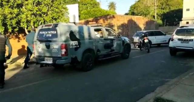 Durante fuga, traficante joga carro contra policial em moto e acaba preso
