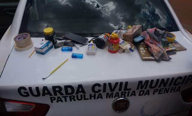 Adolescentes invadem creche para levar tinta e l&aacute;pis de cor