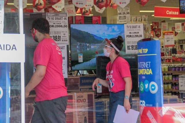 Com R$ 900 em notas falsas, homem tenta comprar TV e denuncia que caiu em golpe