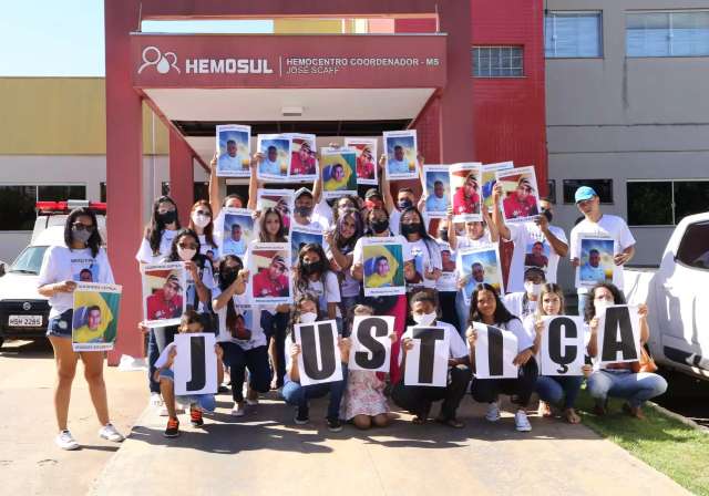 Grupo protesta por morte a facada no Caiob&aacute; com pedidos de doa&ccedil;&atilde;o de sangue