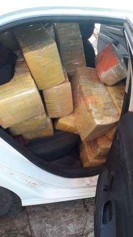 Traficante abandona ve&iacute;culo abarrotado com 415 quilos de maconha em fardos