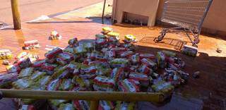 Caixas de cerveja vencidas foram descartadas em conveniência, no interior do Estado (Foto: Divulgação/Procon-MS)