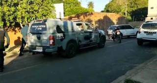 Durante fuga, traficante joga carro contra policial em moto e acaba preso