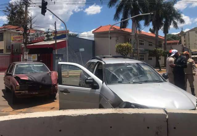 Tr&ecirc;s pessoas ficam feridas ap&oacute;s batida entre dois carros