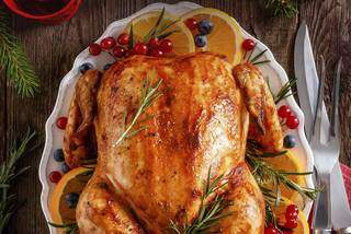 Um bom frango assado ao melhor estilo natalino: vai pra cozinha ou pede por encomenda? (Foto: Divulgação)