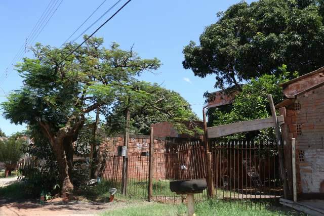 Inquilino encontrou v&iacute;tima de espancamento j&aacute; morta no sof&aacute;