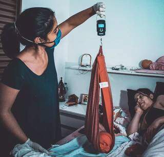 Enfermeira obstetra Luciana pesando Maya (Foto: Heulym Ribeiro)
