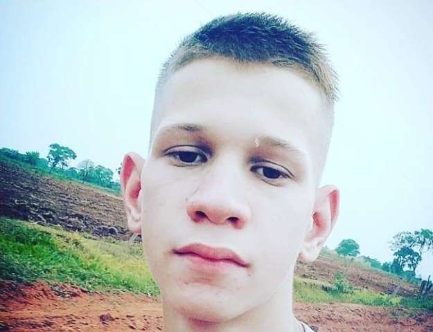 Adolescente de 15 anos morre ap&oacute;s bater em moto e ser lan&ccedil;ado contra cerca 
