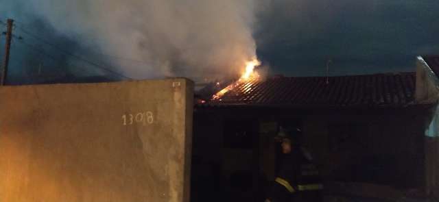 Morador &eacute; resgatado em meio &agrave;s chamas de inc&ecirc;ndio que atingiu tr&ecirc;s resid&ecirc;ncias